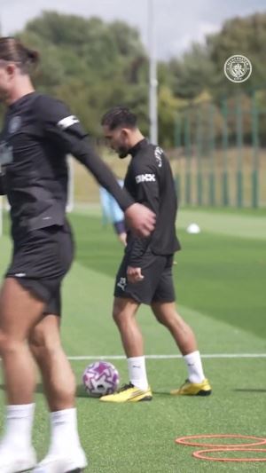 踢球的都懂有多爽！谢尔基一个大脚起高球，随后脚尖一抖写意停球