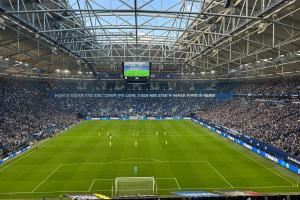 火爆开赛！后汉堡时代德乙打响，揭幕战沙尔克2-1赫塔62083人观赛