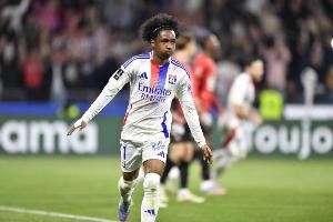 队报：里昂需卖福法纳平衡财政，埃弗顿报3600万欧球员想去欧冠队