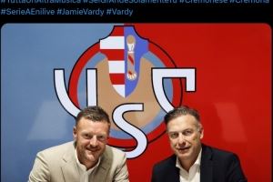 蓝狐传奇！官方：38岁英格兰中锋瓦尔迪加盟意甲克雷莫内塞