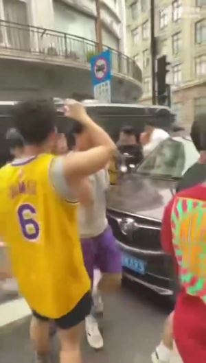 詹姆斯团队安保凶狠警告球迷：你们这些家伙给我滚开!