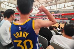 詹姆斯中国行交大活动现场有球迷身着库里球衣前往支持