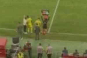 以色列球员所罗门出场被骂“以色列是凶手”，随后破门助黄潜取胜