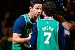 知道电影里NBA真实气氛咋来的了！影星借绿军半场间隙拍摄电影