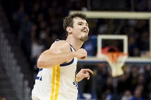 科尔：波斯特是比赛焦点 他毫无畏惧进关键球防守很棒为他高兴图片