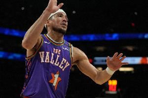 太阳主帅:布克持球无球端都需要做好 他能精准判断何时发起攻击