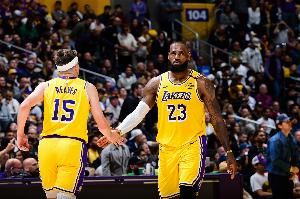 詹姆斯+布朗尼！里夫斯为一对父子都传过空接助攻 NBA历史首人