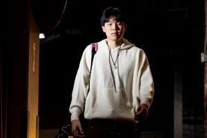 开拓者众将入场穿搭：杨瀚森帽衫加项链配饰 卡马拉短宽牛仔衫