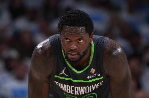 三双到手！兰德尔三节12中6拿到19分10板12助 但也有7失误